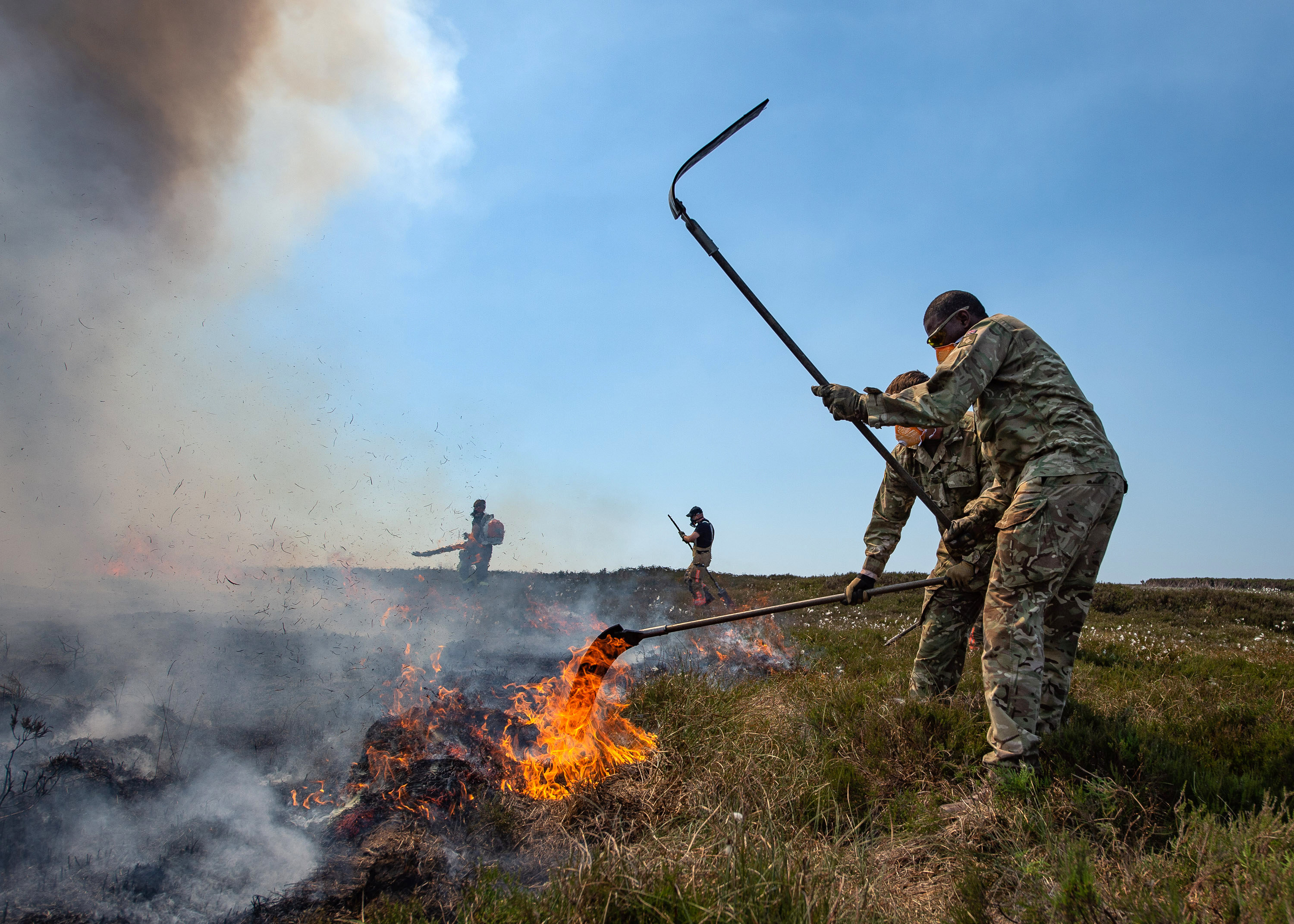 Солдаты огонь. Война современная солдаты огонь. Тушение степи. Fire Soldier. Парковке под огнём солдат..