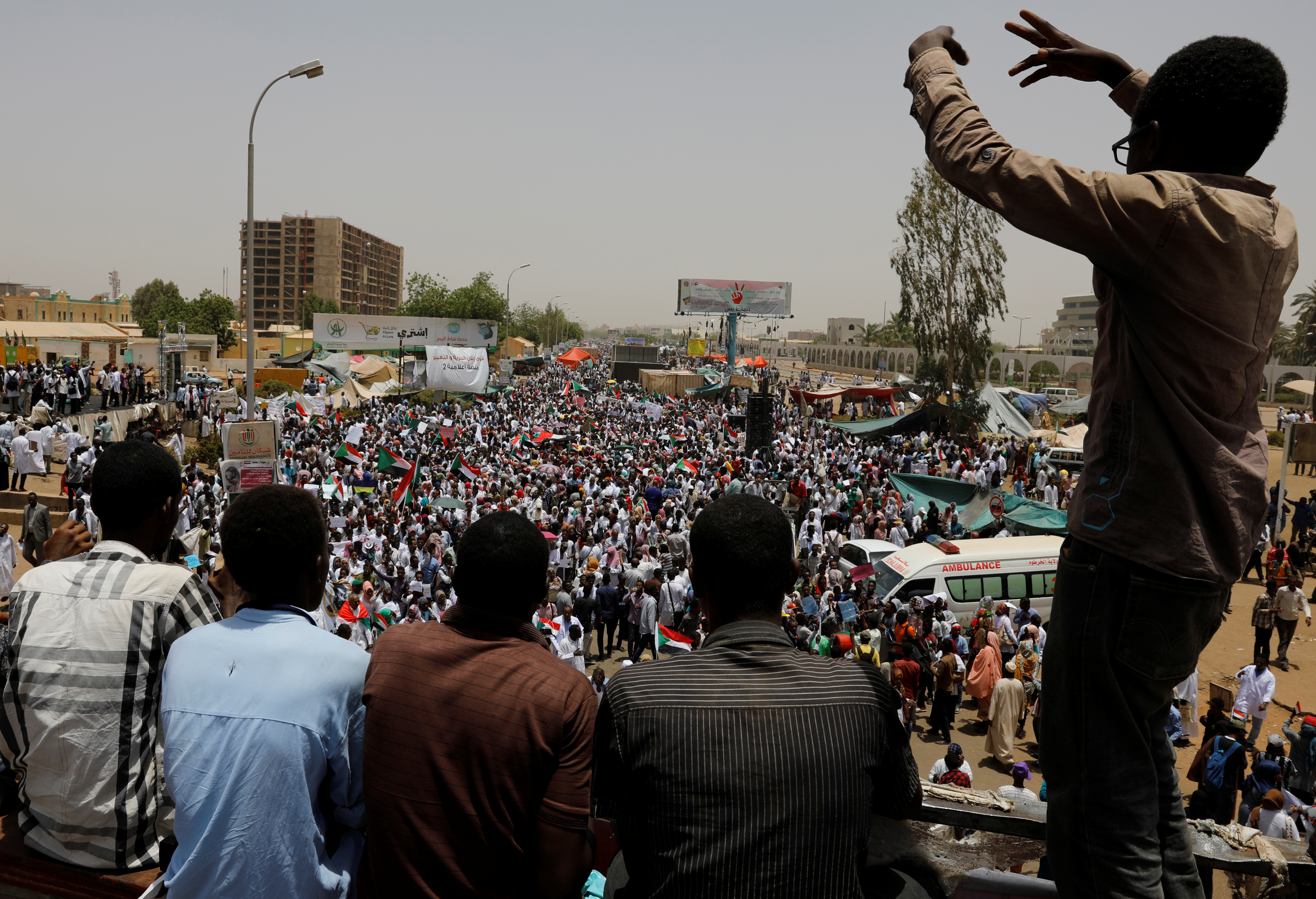 السودان.. الحراك الشعبي يجني ثمار إصراره